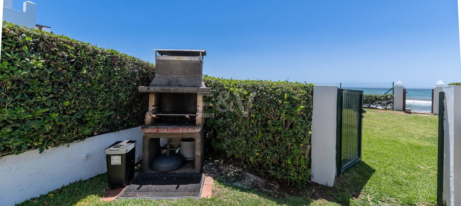 Frontline Townhouse with Direct Access to the Beach in Las Chapas Playa