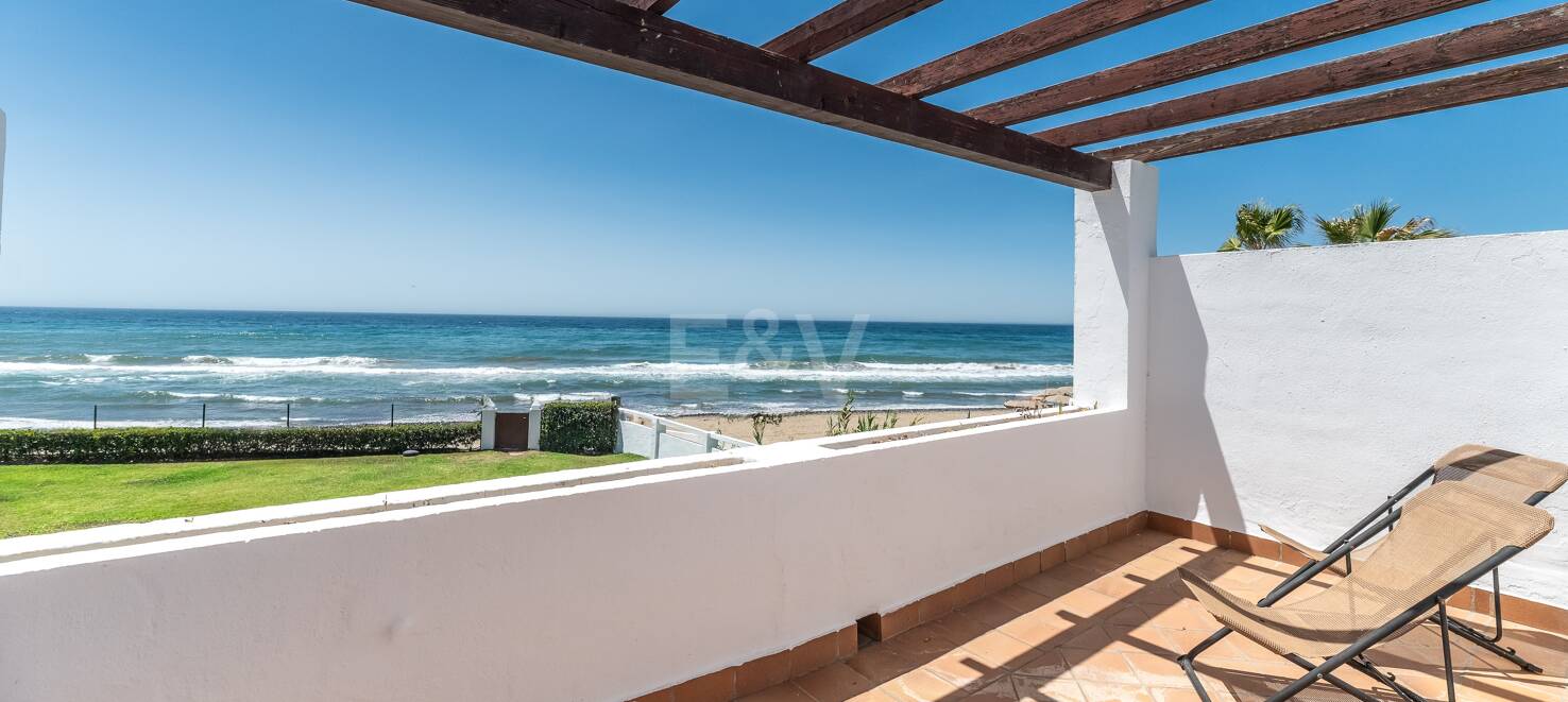 Frontline Townhouse with Direct Access to the Beach in Las Chapas Playa
