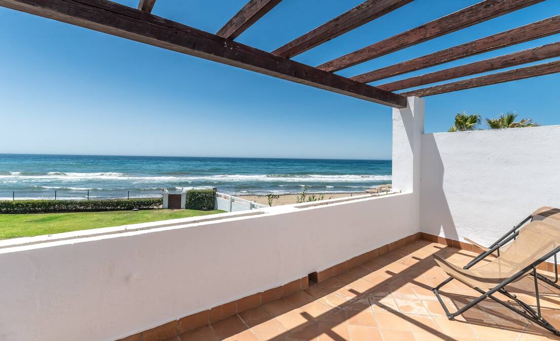 Frontline Townhouse with Direct Access to the Beach in Las Chapas Playa