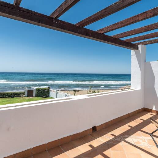 Frontline Townhouse with Direct Access to the Beach in Las Chapas Playa
