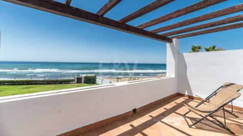 Frontline Townhouse med direkt tillgång till stranden i Las Chapas Playa