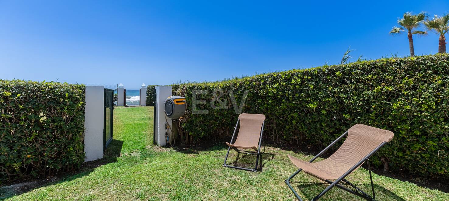 Frontline Townhouse with Direct Access to the Beach in Las Chapas Playa