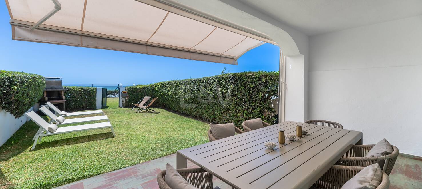 Frontline Townhouse with Direct Access to the Beach in Las Chapas Playa