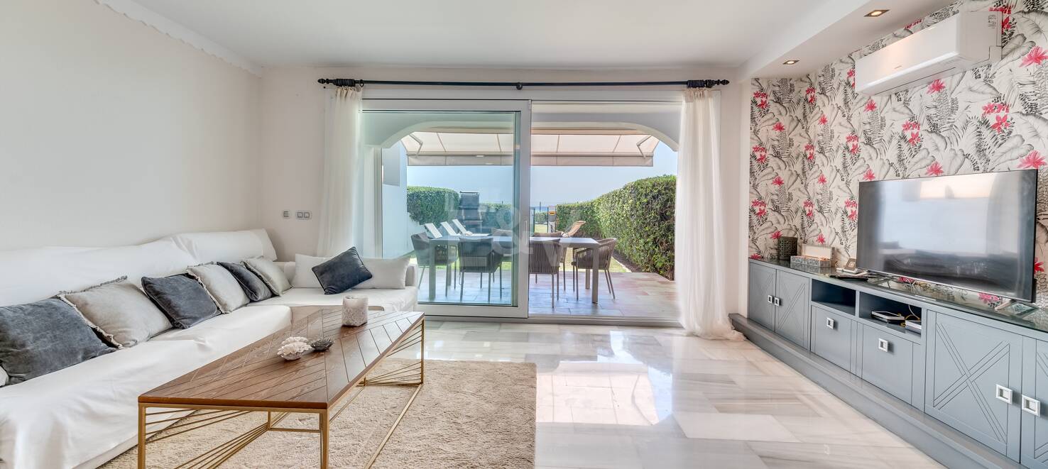Frontline Townhouse with Direct Access to the Beach in Las Chapas Playa