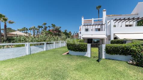 Frontline Townhouse med direkt tillgång till stranden i Las Chapas Playa