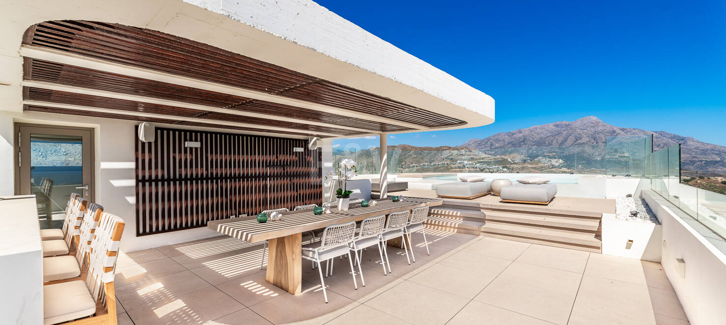 Luxury penthouse with private pool and open sea views