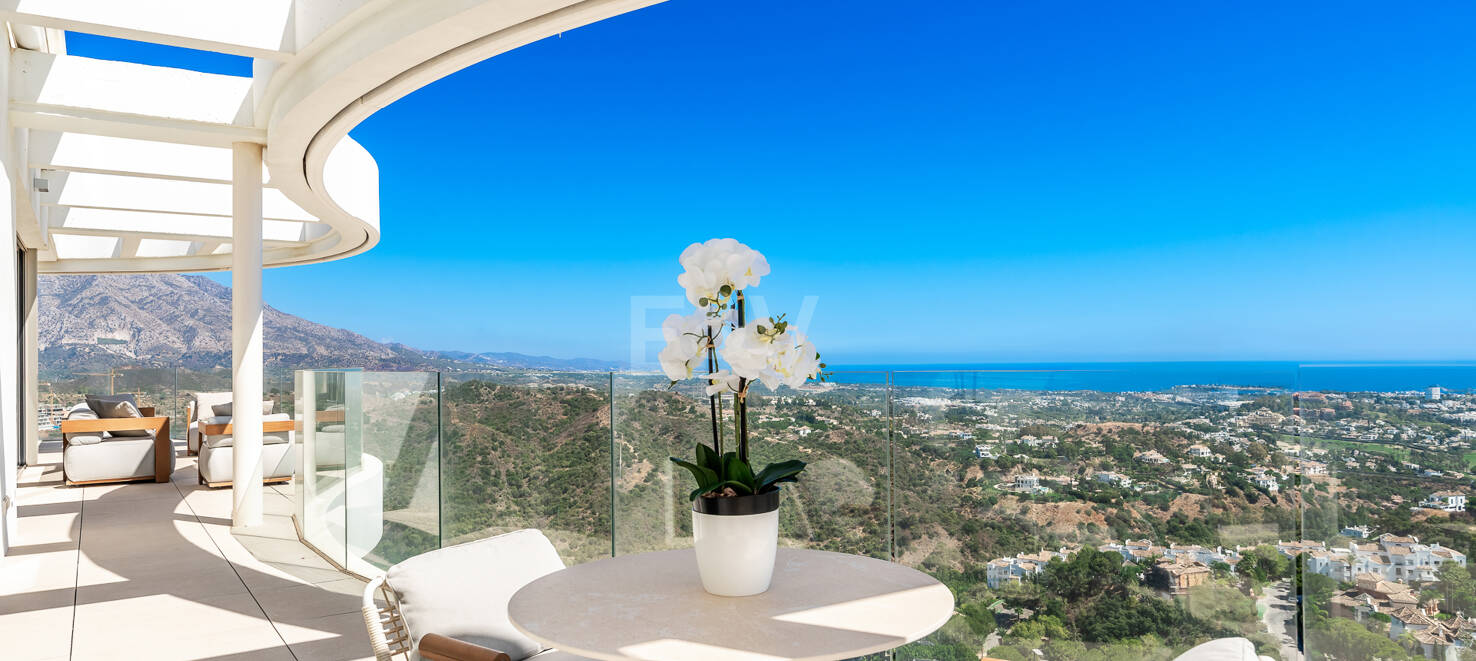 Luxury penthouse with private pool and open sea views