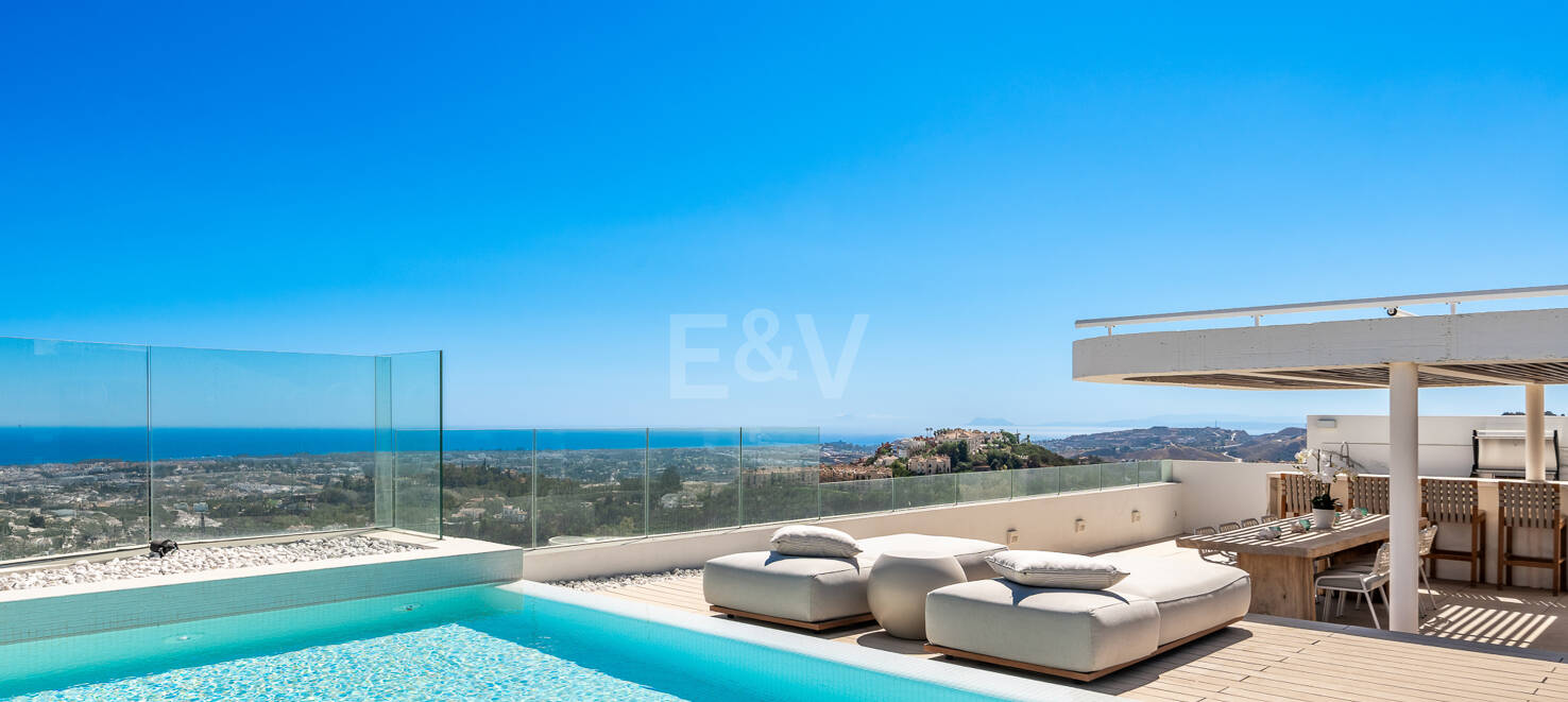Luxury penthouse with private pool and open sea views