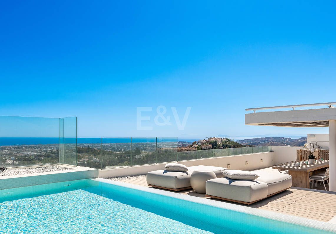 Ático de lujo en La Quinta con piscina privada y vistas abiertas al mar