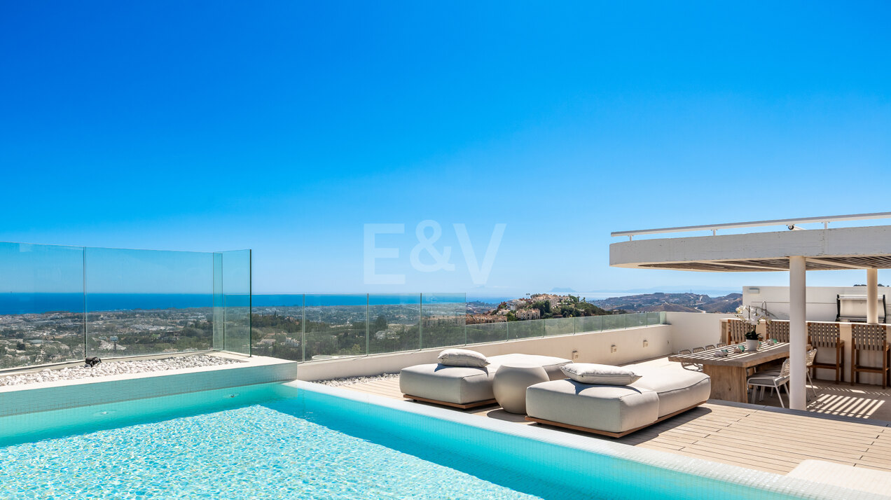 The View, La Quinta: Luxury penthouse with private pool and open sea views