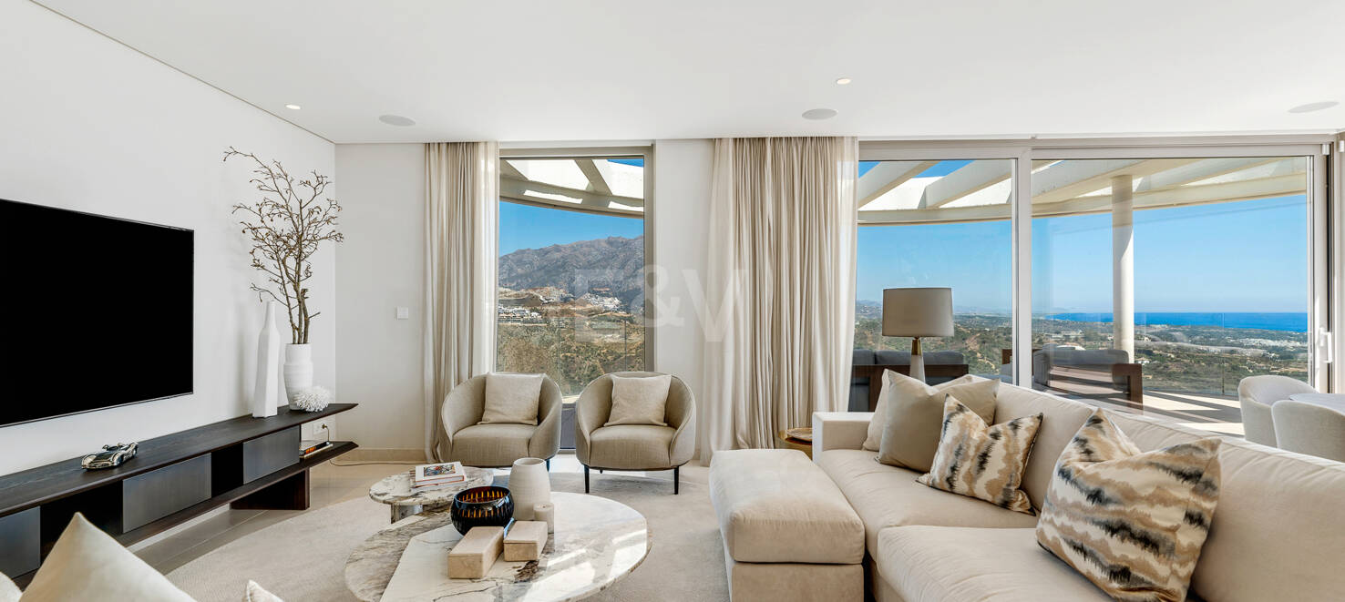 Luxury penthouse with private pool and open sea views