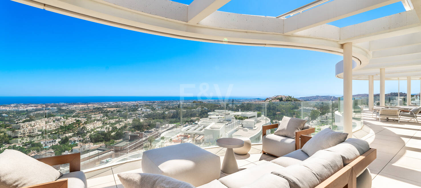 Luxury penthouse with private pool and open sea views