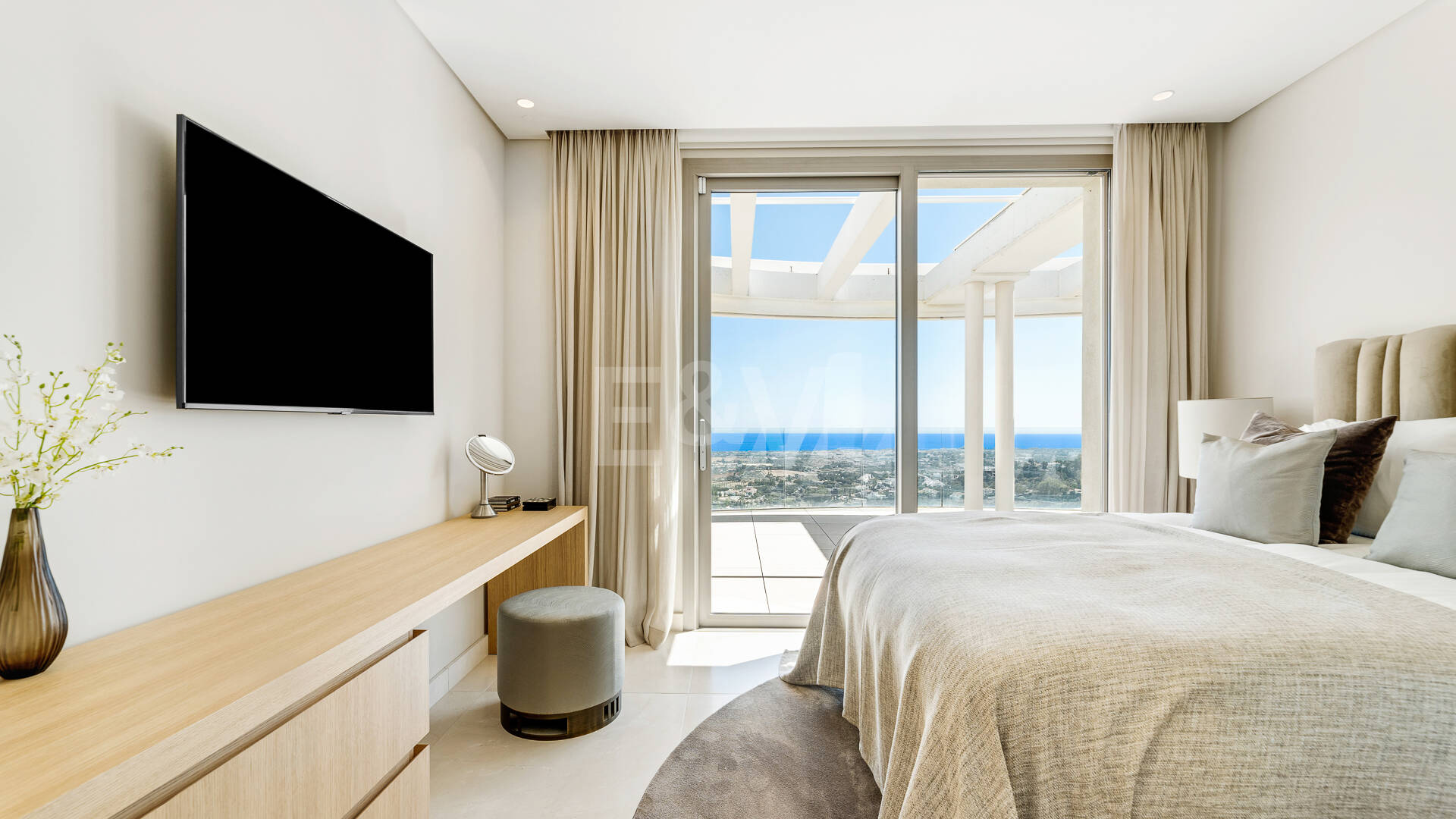 Luxury penthouse with private pool and open sea views