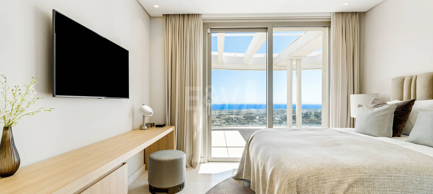 Luxury penthouse with private pool and open sea views