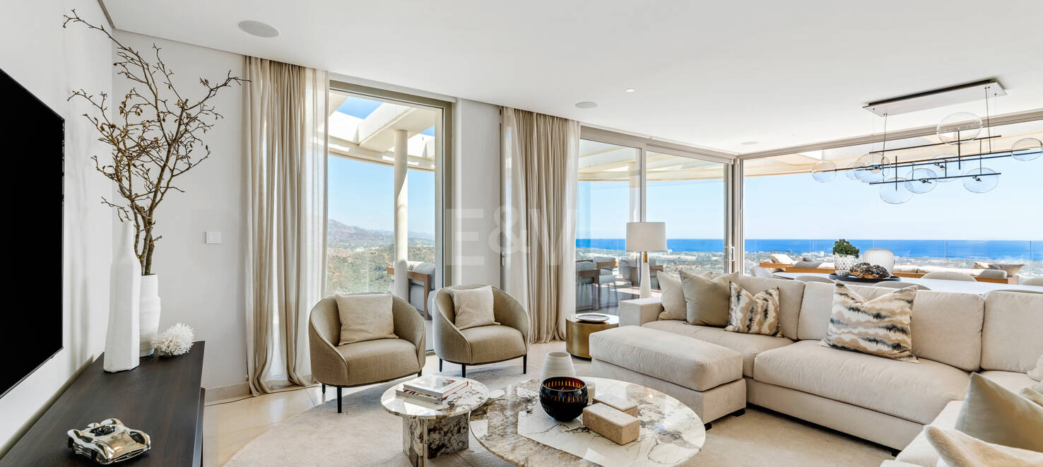 Luxury penthouse with private pool and open sea views