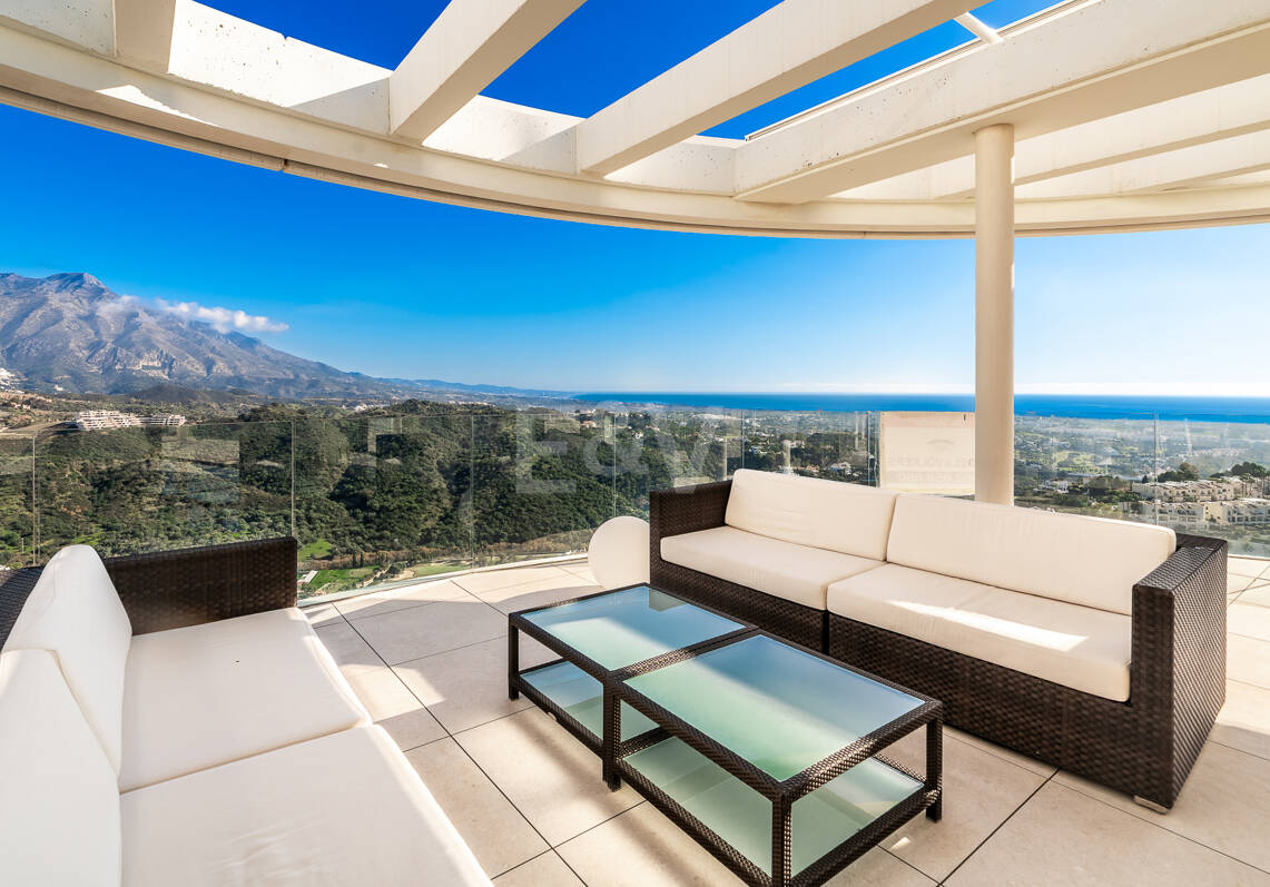 Ático de lujo en La Quinta con piscina privada y vistas abiertas al mar