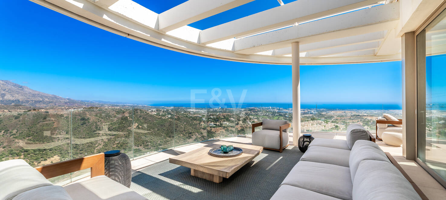 Luxury penthouse with private pool and open sea views