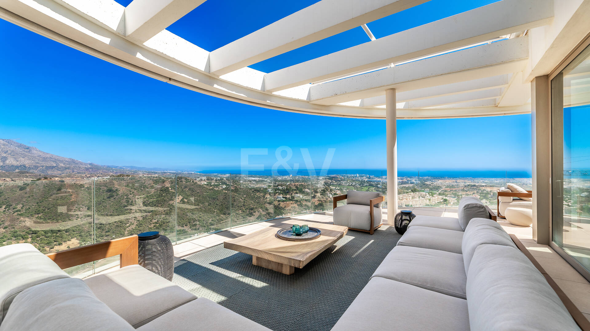 Luxury penthouse with private pool and open sea views