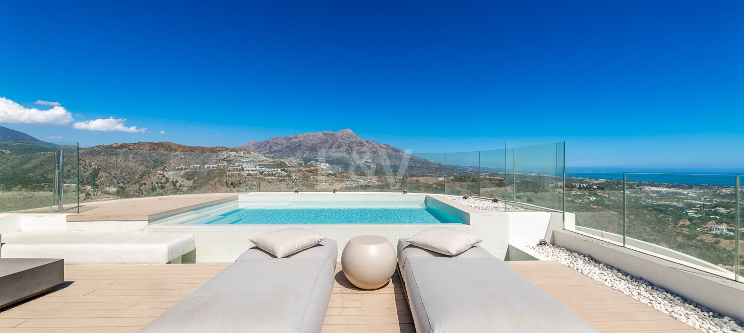 Luxury penthouse with private pool and open sea views