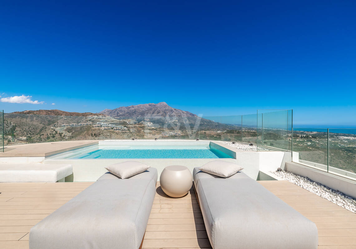 Ático de lujo en La Quinta con piscina privada y vistas abiertas al mar