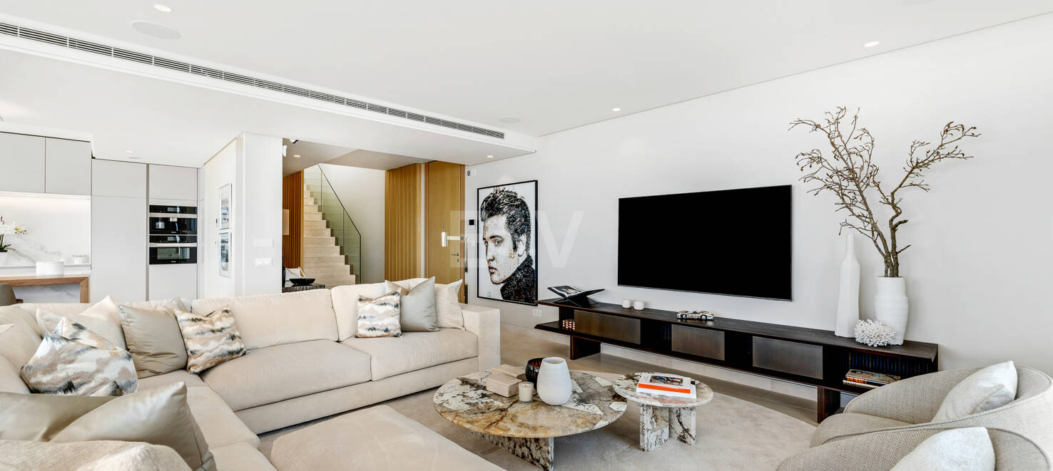 Luxury penthouse with private pool and open sea views