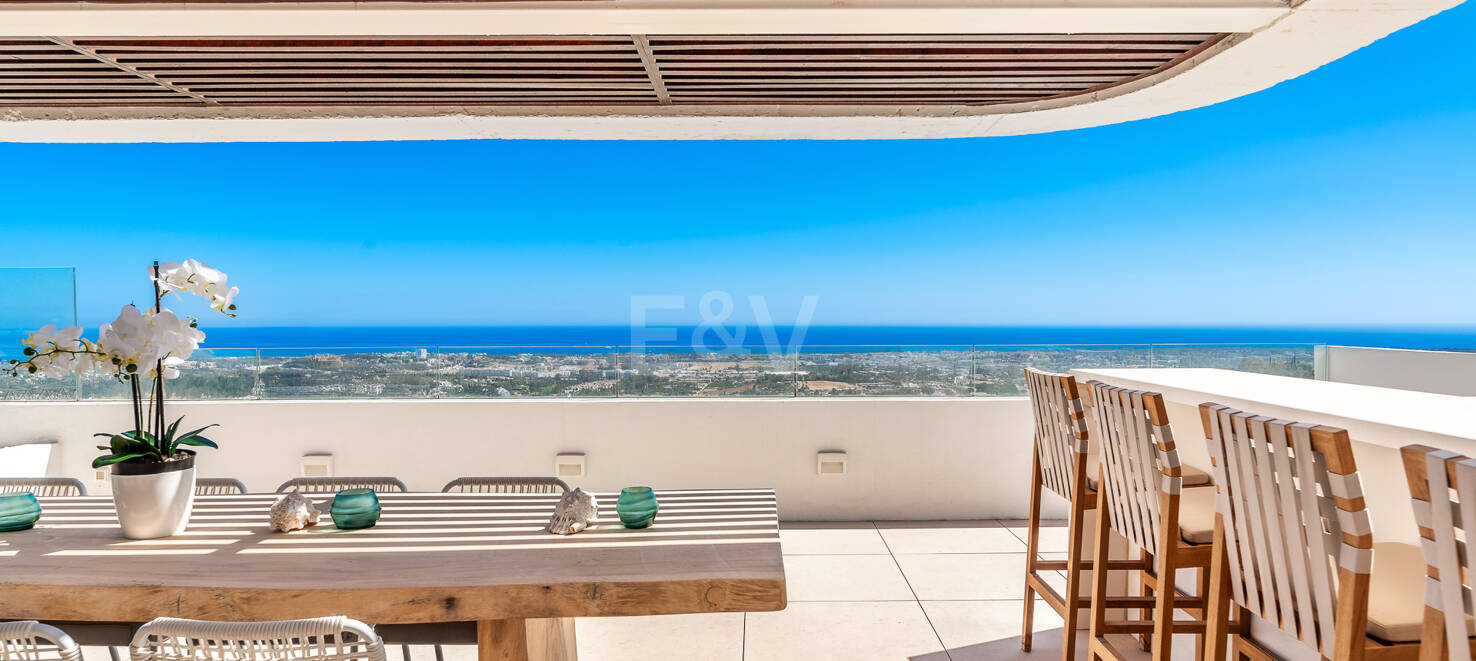 Luxury penthouse with private pool and open sea views