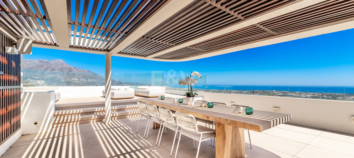 Luxury penthouse with private pool and open sea views