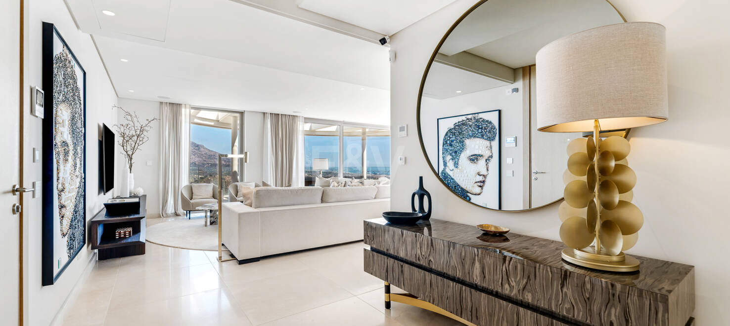 Luxury penthouse with private pool and open sea views