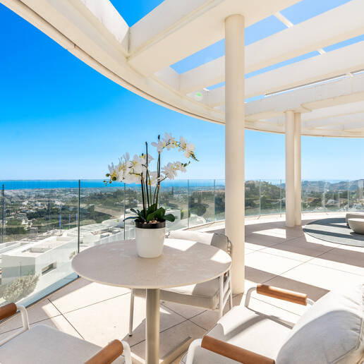 Luxury penthouse with private pool and open sea views