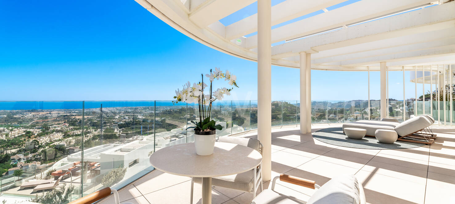 Luxury penthouse with private pool and open sea views