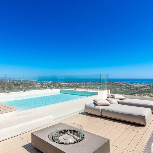 Luxury penthouse with private pool and open sea views
