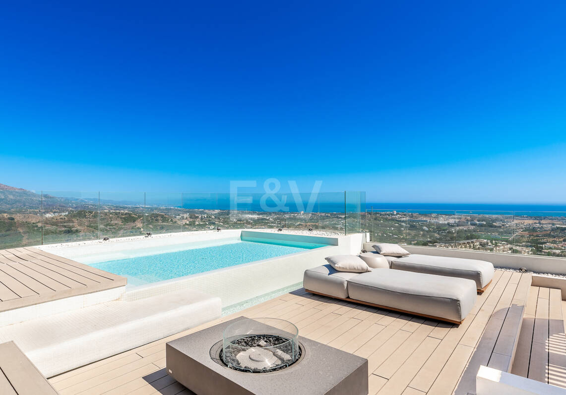 Ático de lujo en La Quinta con piscina privada y vistas abiertas al mar