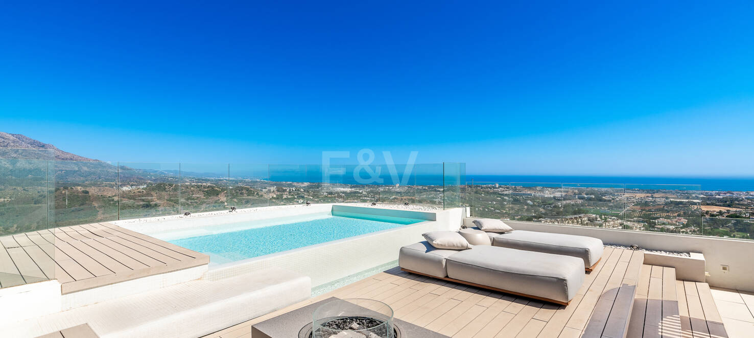 Luxury penthouse with private pool and open sea views