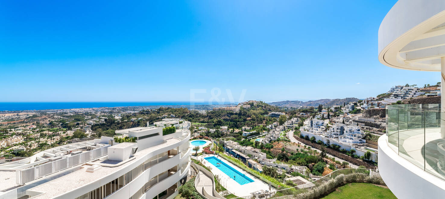 Luxury penthouse with private pool and open sea views