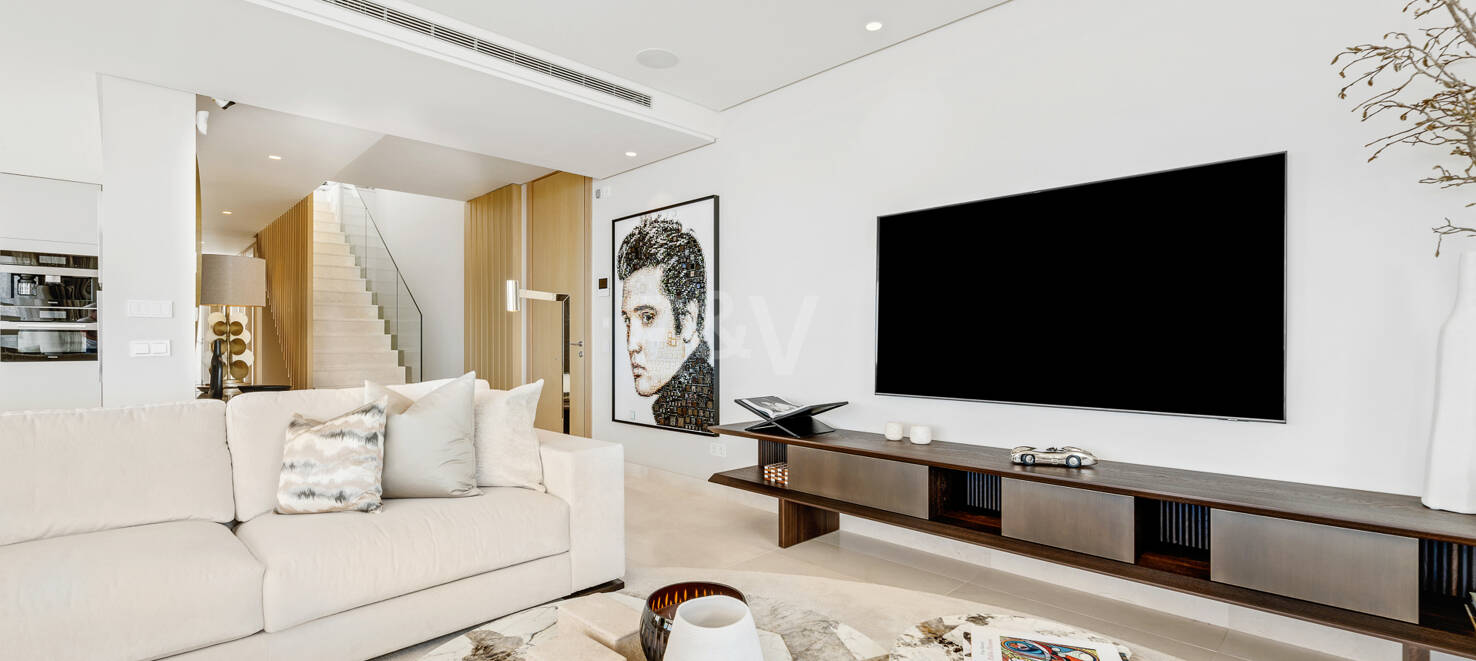 Luxury penthouse with private pool and open sea views