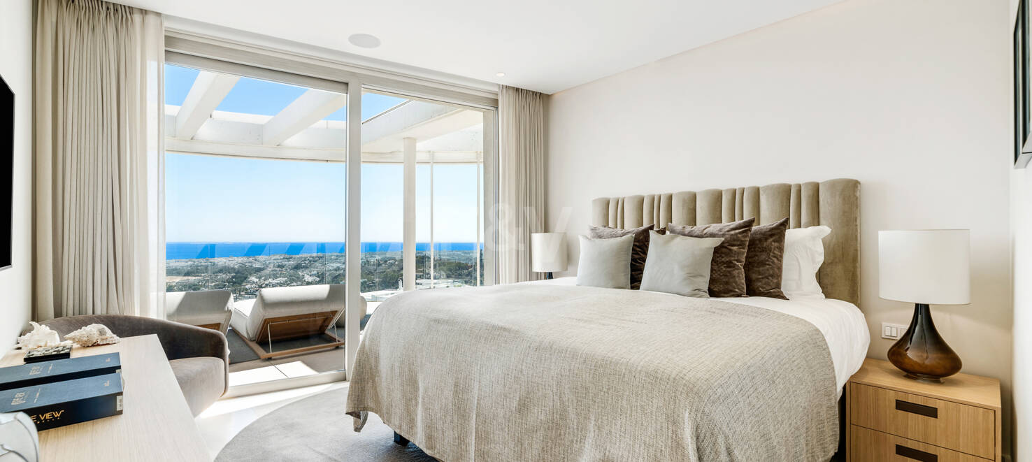 Luxury penthouse with private pool and open sea views