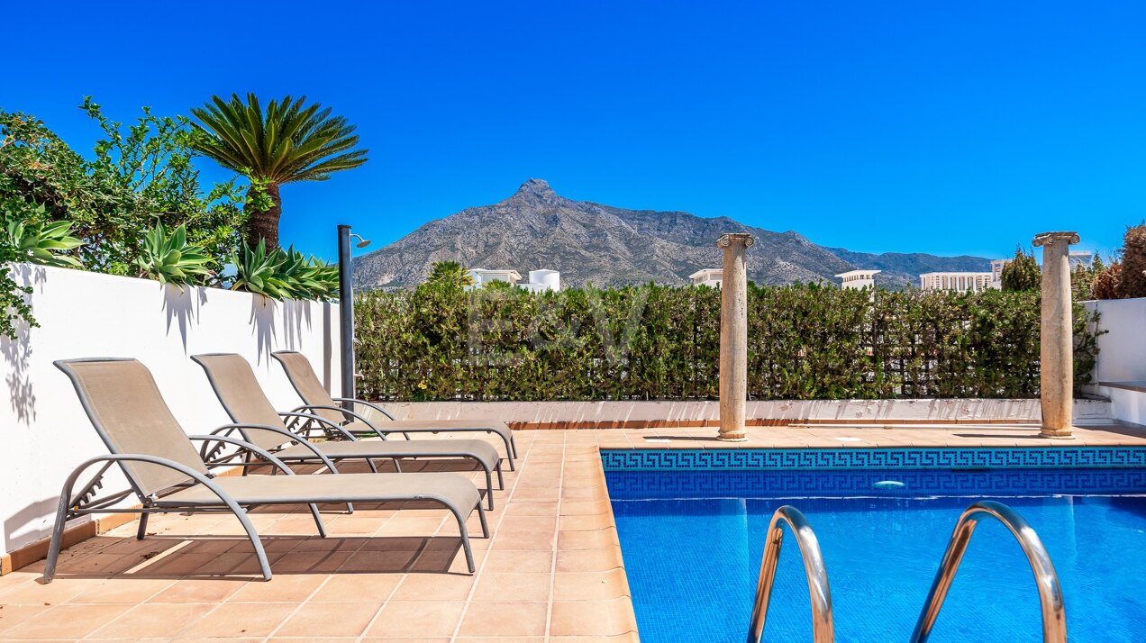 Stilvolles Penthouse in Lomas de Marbella Club mit spektakulärer Ausblick und privatem Pool