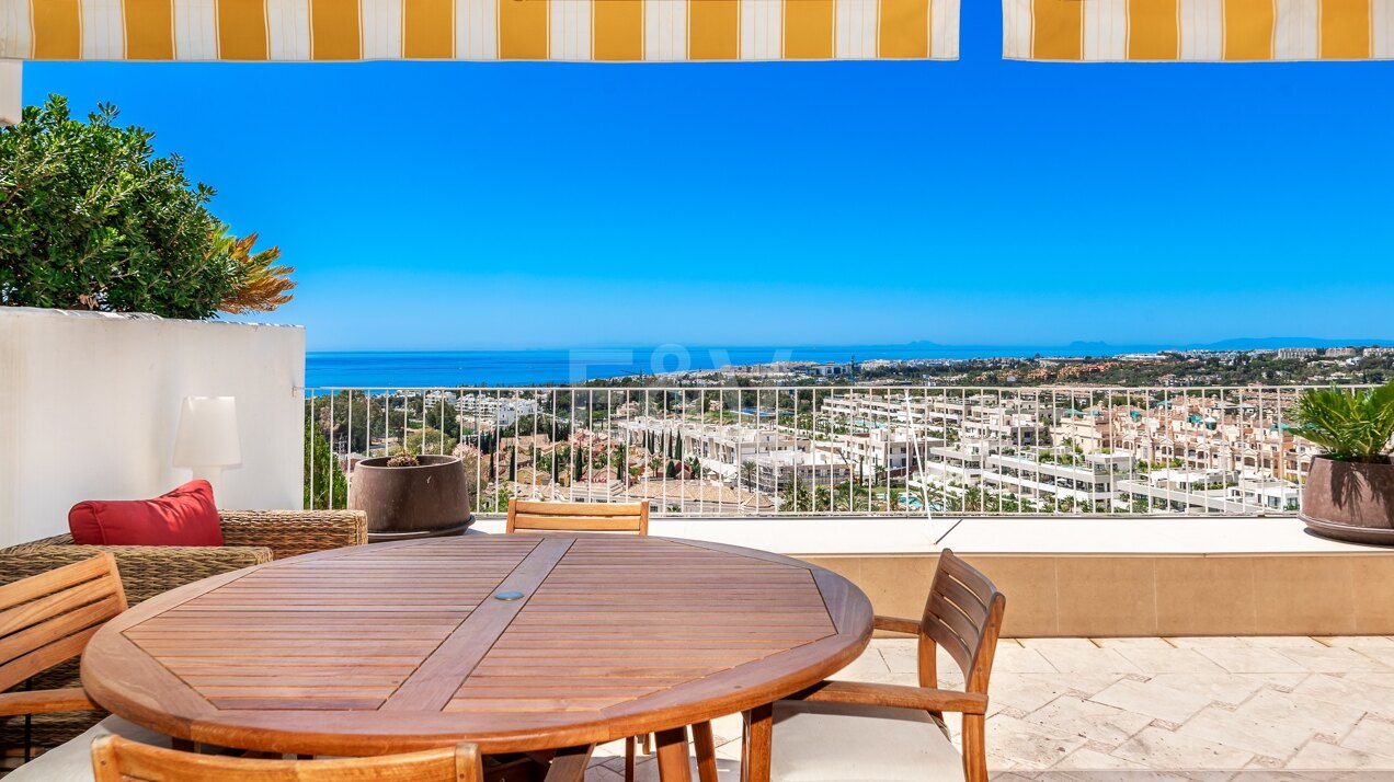 Stilvolles Penthouse in Lomas de Marbella Club mit spektakulärer Ausblick und privatem Pool