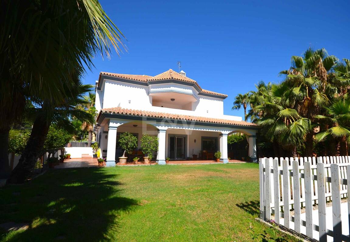Beachside Luxury Villa in Cortijo Blanco