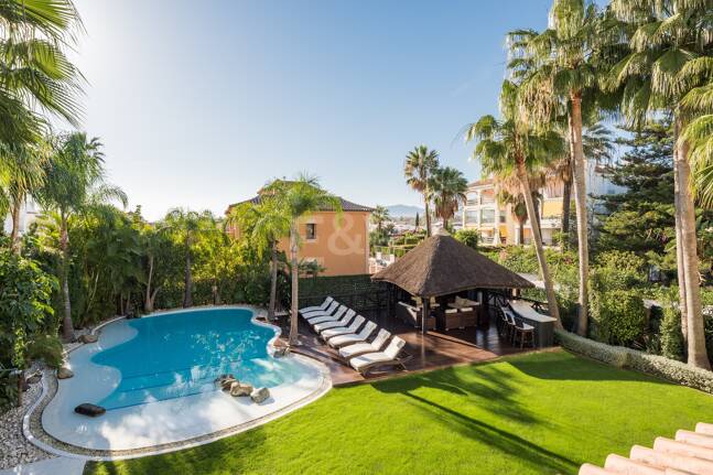 Beachside Luxury Villa in Cortijo Blanco