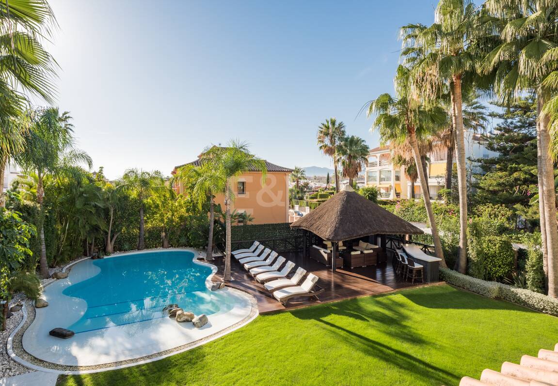 Beachside Luxury Villa in Cortijo Blanco