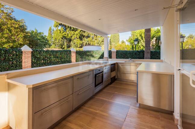 Beachside Luxury Villa in Cortijo Blanco