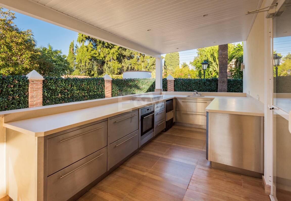 Beachside Luxury Villa in Cortijo Blanco