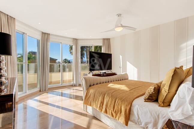 Beachside Luxury Villa in Cortijo Blanco