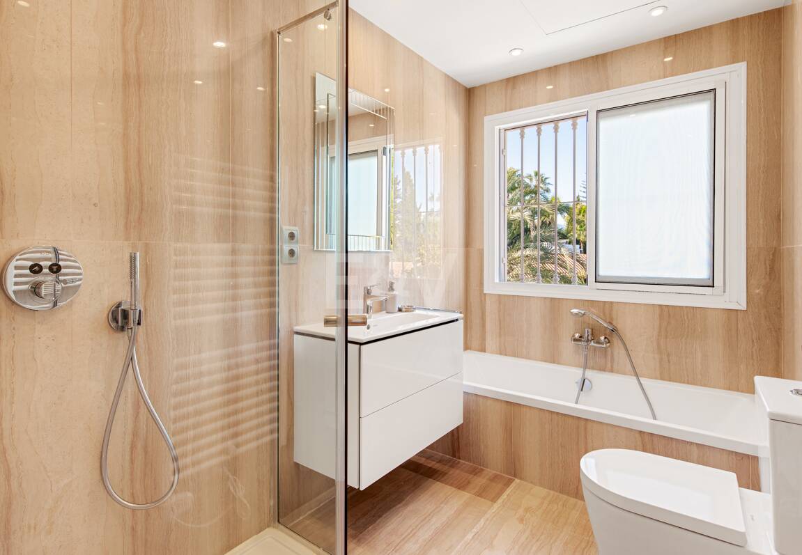 Beachside Luxury Villa in Cortijo Blanco