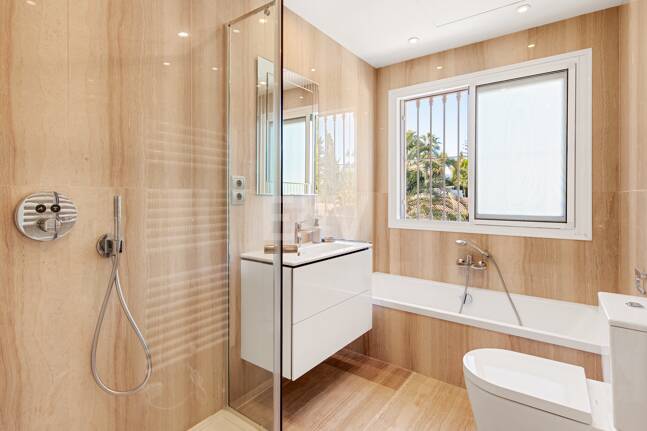 Beachside Luxury Villa in Cortijo Blanco