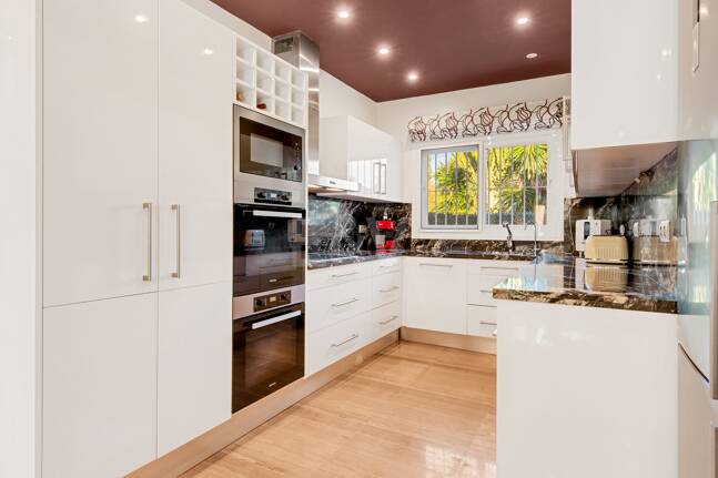 Beachside Luxury Villa in Cortijo Blanco