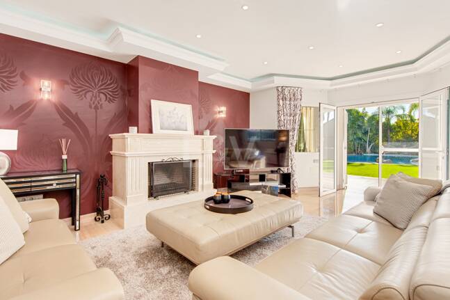 Beachside Luxury Villa in Cortijo Blanco