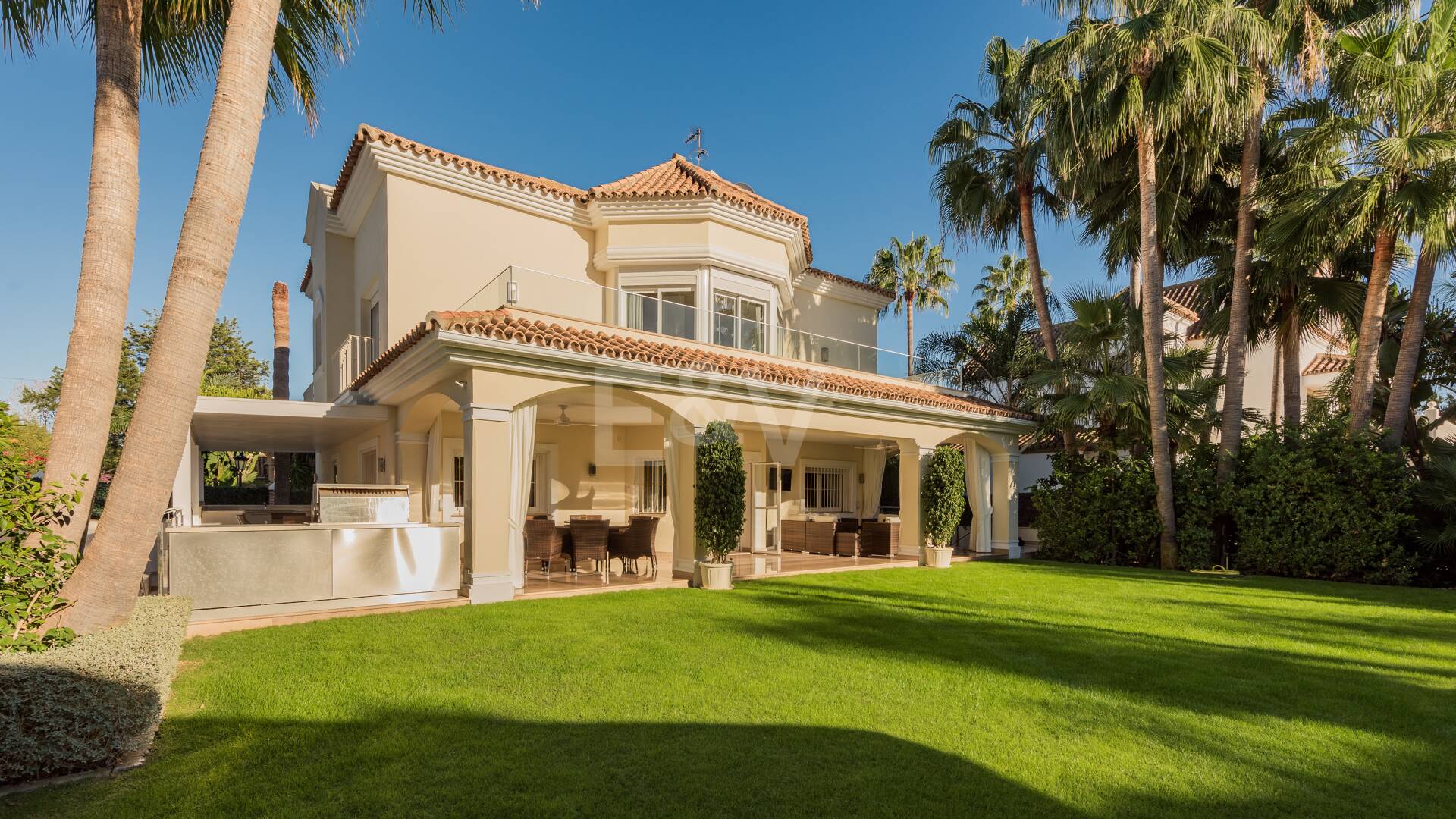 Beachside Luxury Villa in Cortijo Blanco