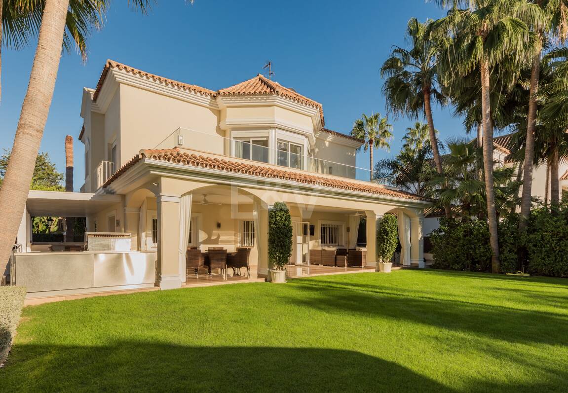 Beachside Luxury Villa in Cortijo Blanco